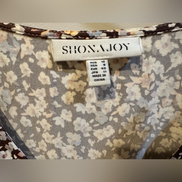 Shona Joy Billie dress with iconic bell sleeves and boho glamour. - Picture 5 of 5